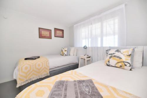 a bedroom with two beds and a window at Hugo Haven in Bredasdorp