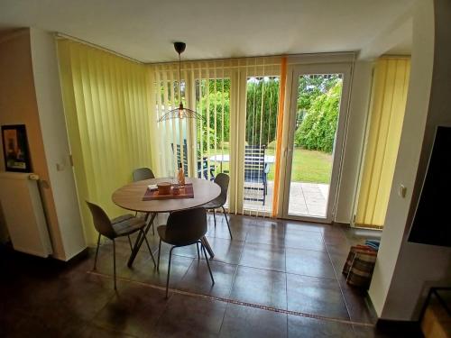 comedor con mesa y sillas y patio en Bungalow in Kühlungsborn, en Kühlungsborn