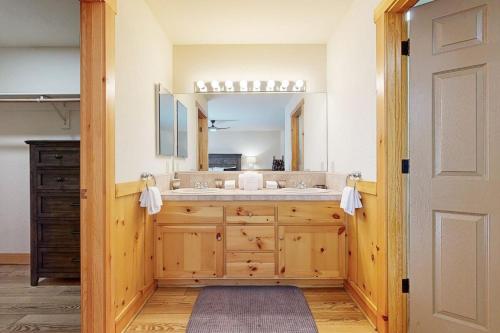 un baño con lavabo y espejo en Stony Creek Retreat ~ Charming Mountain escape close to skiing, hiking, the lake, and the Village, en Big Bear Lake