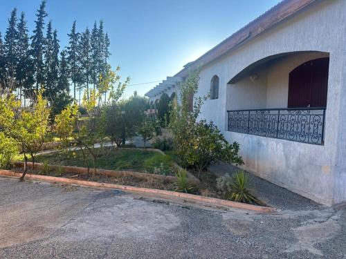 a building with a balcony on the side of it at Ferme avec piscine et vue panoramique in Khenifra
