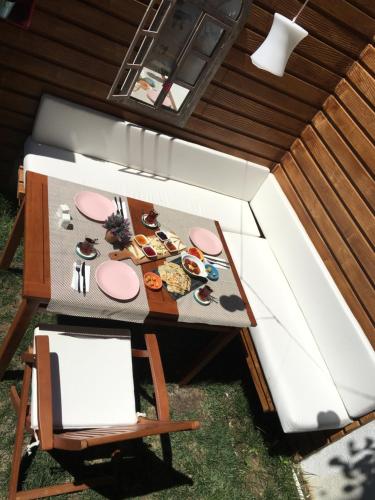 ディキリにあるLila Butik Hotel Dikiliの家のテーブルの上面