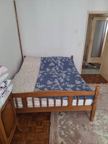 サラエボにあるStan Ajnaのベッドルーム1室(青いマットレス付きのベッド1台付)