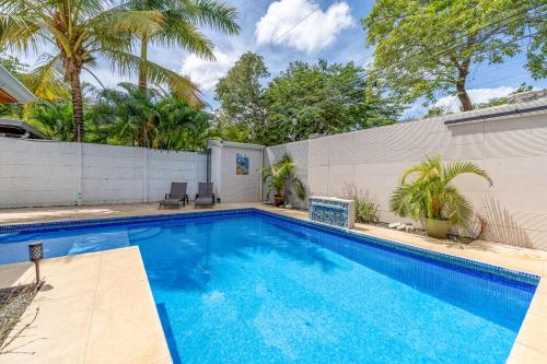 Piscina en o cerca de Penguin House Right on the beach!
