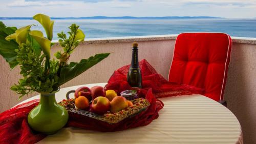 A 6 apt w terrace & sea view 4 min walk to beach