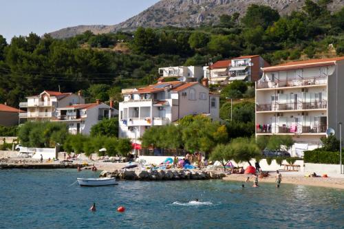 A 6 apt w terrace & sea view 4 min walk to beach