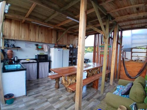 ナヴェガンテスにあるCabanas LA CASITA HOSPEDAGEM FAMILIARの部屋にある木製のテーブルのあるキッチン