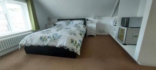a small bedroom with a bed and a window at Capella - Peaceful, comfortable, rooms - Private Shower - Free Parking - corporate, professional, contractor, trades, crew, holiday, Village Stay in Bray