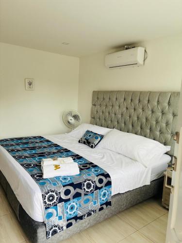 a bedroom with a large bed with a tufted headboard at Mar de Indias House in Cartagena de Indias