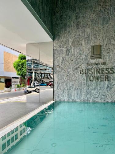 a swimming pool in front of a building at Desing House Obarrio by G Housing in El Quije