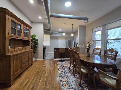 a kitchen and dining room with a table and chairs at Luxe Loft vibe with King Suite - 4BR 3Ba in Chicago