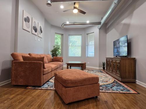 a living room with a couch and a tv at Luxe Loft vibe with King Suite - 4BR 3Ba in Chicago