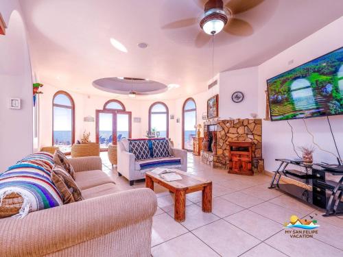 Una sala de estar con un sofá y una chimenea. en Casa Serenity - Beachfront Vacation Rental in San Felipe, en Don Pancho