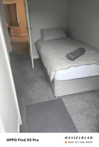 a small bedroom with a bed in a room at Stunning maisonette available in Watford