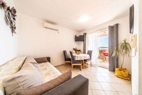 A 4 apt w terrace & sea view 4 min walk to beach
