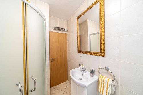A 4 apt w terrace & sea view 4 min walk to beach