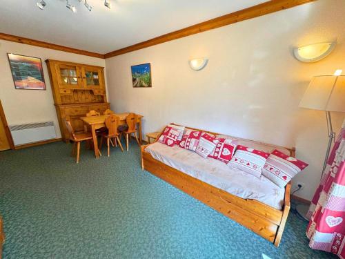 a bedroom with a bed and a table with a dining room at Appartement 6 personnes - Les Menuires, vue montagne - FR-1-452-111 in Les Menuires