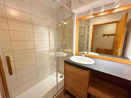a bathroom with two sinks and a shower at Appartement 6 personnes - Les Menuires, vue montagne - FR-1-452-111 in Les Menuires