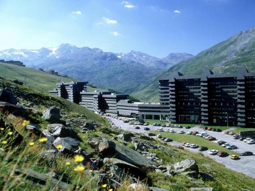 un groupe de bâtiments au sommet d'une montagne dans l'établissement Studio cosy pour 2 personnes, skis aux pieds, Les Menuires - FR-1-452-121, aux Menuires