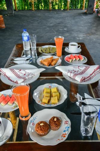 ウダワラウェにあるChill Innの食べ物の皿が置かれたテーブル