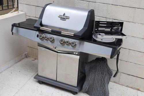 a grill sitting on top of a stove at Casa El Haje in Al Maşyaf
