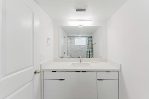 Ένα μπάνιο στο Waterfront Retreat Views, Pool, Hot Tub, Gym Walk to Beach & Boca Resort!