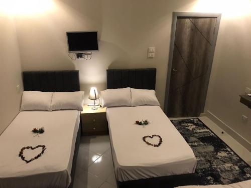 Ένα ή περισσότερα κρεβάτια σε δωμάτιο στο Karnak Pyramids View inn
