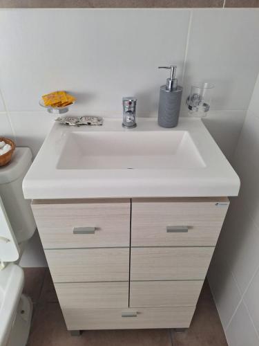 a bathroom with a white sink and a toilet at Departamento Equipado a Estrenar en Zona Céntrica con Cochera in Santa Rosa