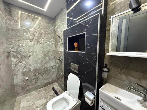 a bathroom with a toilet and a sink at Chambre Triple Séjour Confortable à Berkane in Berkane
