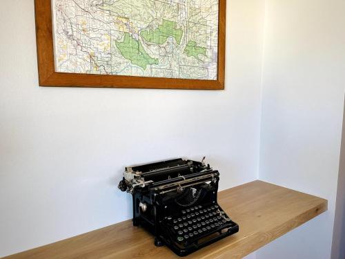 an old typewriter sitting on a wooden table with a map at Modern Gorge Lodge in The Dalles
