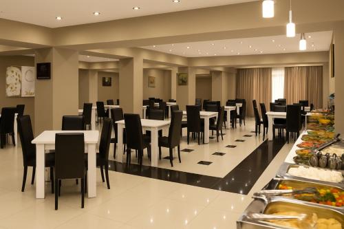 Hotel Grand Palaceにあるレストランまたは飲食店