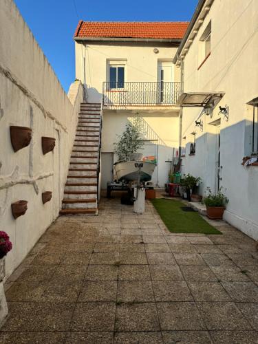 Bright Family Loft in Marseille 120 m2 3 Bedrooms