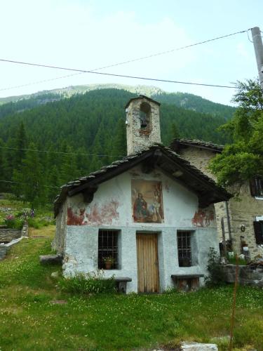 an old house in a grassy field with at BALMA DEI CUP con SPA privata su richiesta in Pont Canavese