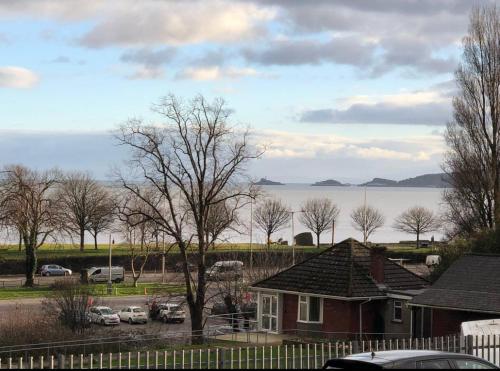 ein Haus mit auf einem Parkplatz geparkt in der Unterkunft 106 Brynmill - Room 10 - Sea views in Sketty