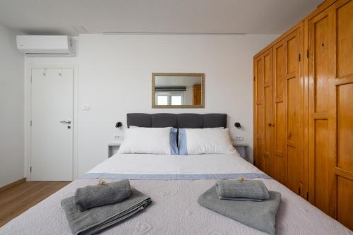 a bedroom with a large bed with two towels on it at Vita Laboris in Valtura
