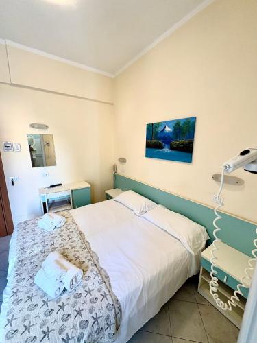 a hotel room with a bed at Hotel Giove dipendenza Hotel Fiamma in Cesenatico