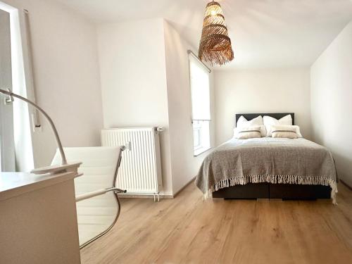 ジンデルフィンゲンにあるBoho Home Sindelfingenのベッドと窓のある白い寝室