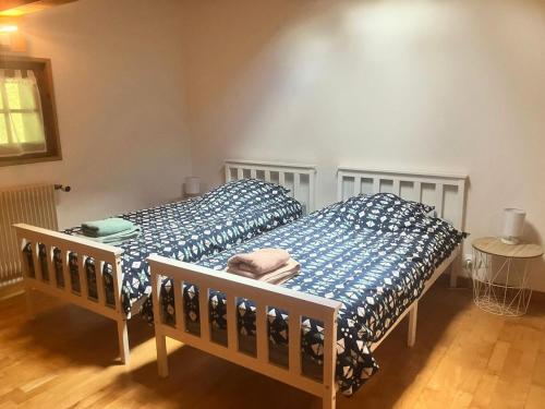 une chambre avec un lit avec des draps bleus et blancs dans l'établissement Chalet Mollaz - Mollaz 2 MAE-8074, à Saint-Gervais-les-Bains
