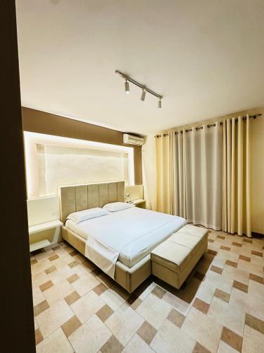 מיטה או מיטות בחדר ב-Spacious Central Apartment