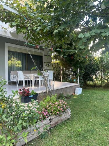 a patio with a table and chairs in a yard at Villa Amalia Perla Resort in Draçi