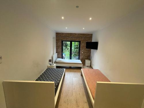 Habitación grande con 2 camas y 1 dormitorio. en CITY HAUS für 8 Personen, en Bremen