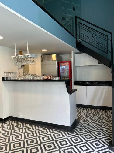 サンタ・マルタにあるCasa Verde Hotelのキッチン(カウンター、カウンタートップ付)