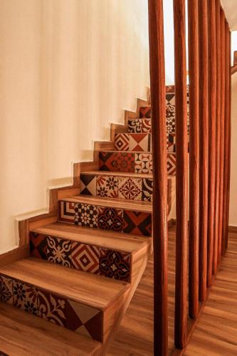 a set of wooden stairs in a room at Apartment Lodge Tres Palmas. Apartment #1 in Temalhuacán