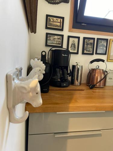 un comptoir de cuisine avec une figurine de cerf sur lui dans l'établissement Gîtes d Izel N1 entre terre et mer prés d'un golf, à Ploemel