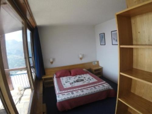 a small bedroom with a bed and a window at Résidence Nova 3 - Appartement 2 pièces 7 personnes proche des pistes MAE-7974 in Arc 1800