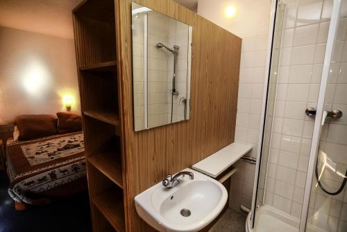 a bathroom with a sink and a shower at Résidence Nova 3 - Appartement 2 pièces 7 personnes proche des pistes MAE-7974 in Arc 1800