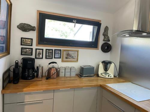 une cuisine avec un comptoir et une fenêtre dans l'établissement Gîtes d Izel N1 entre terre et mer prés d'un golf, à Ploemel