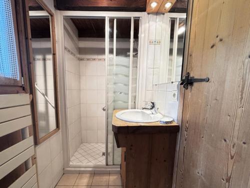 une salle de bain avec un lavabo et une douche dans l'établissement Résidence Tavaillon - Chalet savoyard cosy centre village MAE-5161, à Notre-Dame-de-Bellecombe