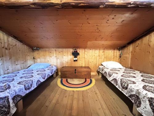 - une chambre avec 2 lits et une table dans une cabine dans l'établissement Résidence Tavaillon - Chalet savoyard cosy centre village MAE-5161, à Notre-Dame-de-Bellecombe