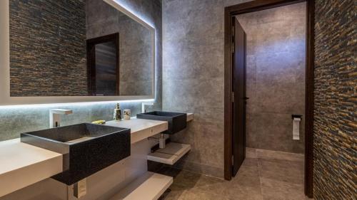 マラケシュにあるArgan Golf Villa 4-bed Marrakechの洗面台が2つと鏡があるバスルーム