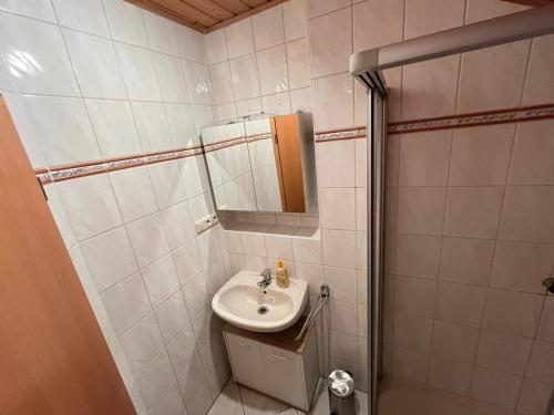 un bagno bianco con lavandino e doccia di Grosses Haus bei München mit 4 Schlafzimmern für bis zu 10 Personen a Gauting
